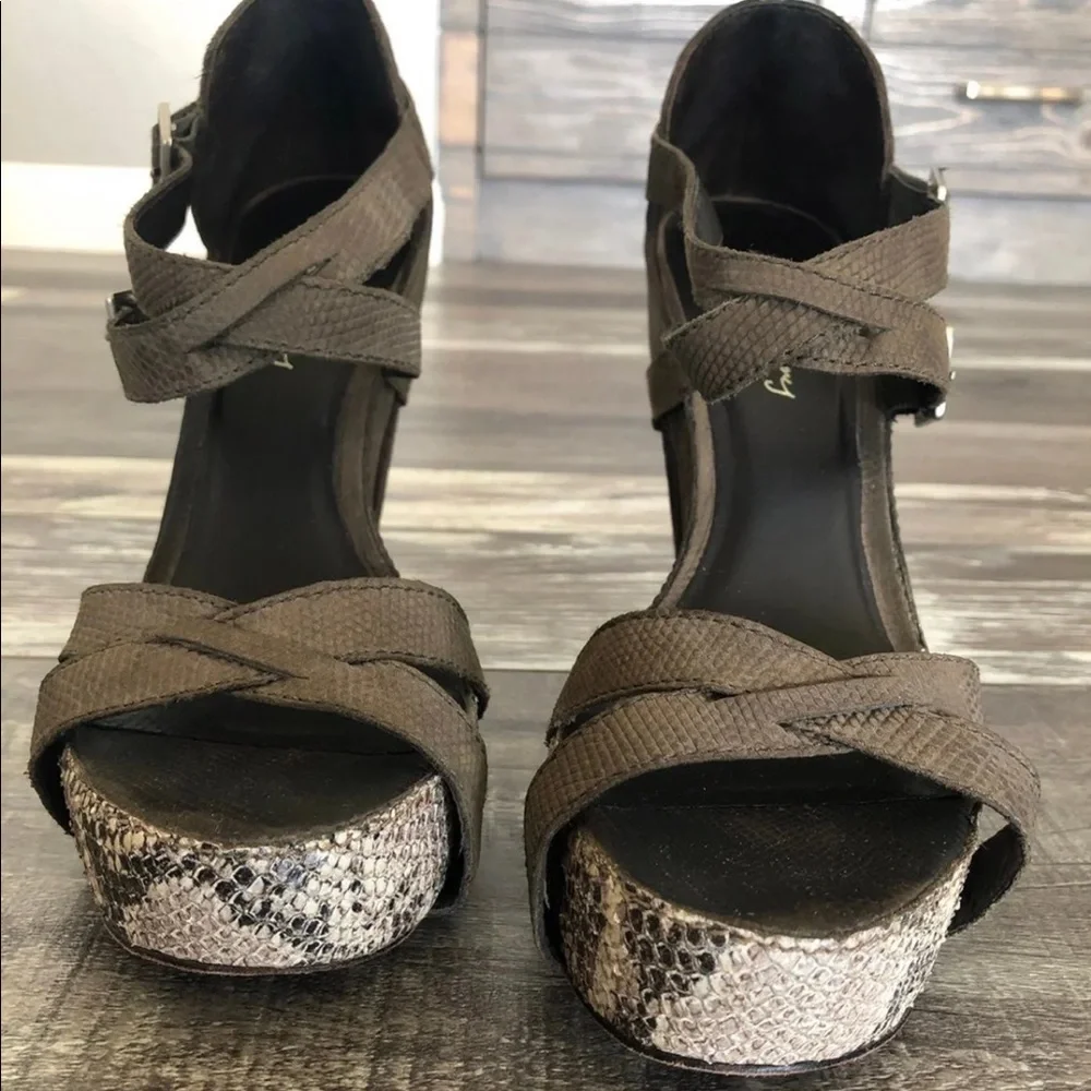 Elizabeth and James stylish platform